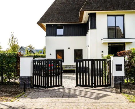 Zwarte vouwpoort in houtlook