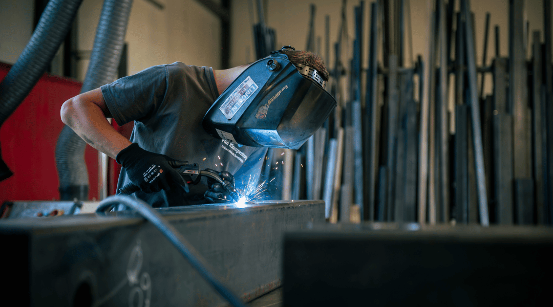 Junior lasser aan het werk
