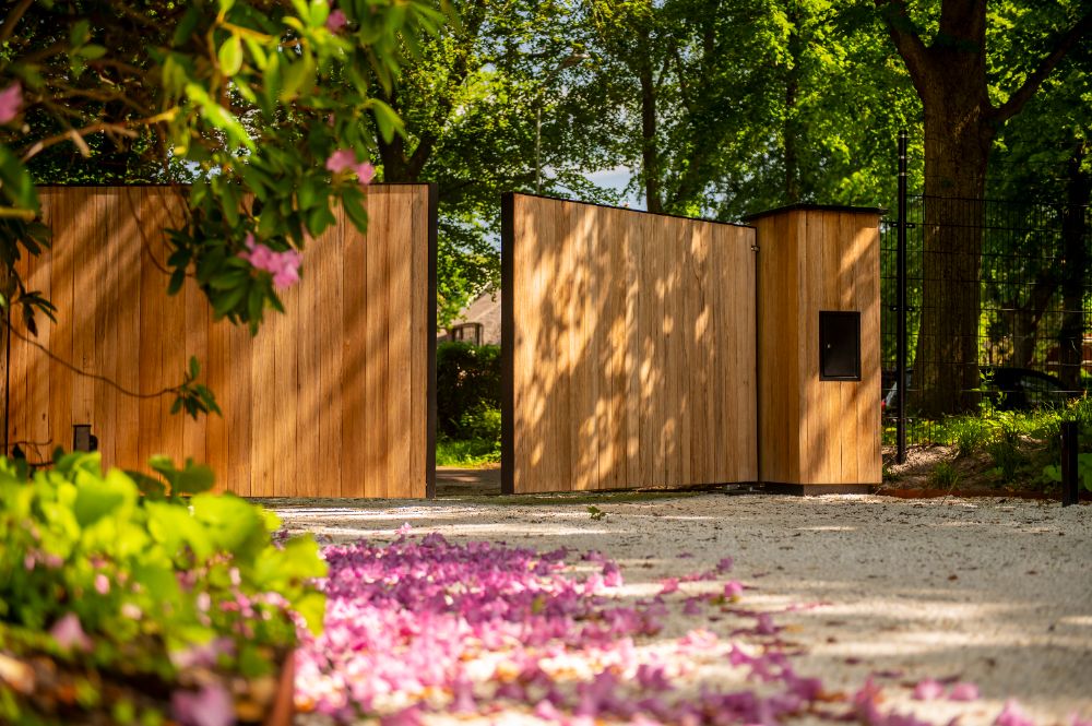 bloemen houten poort oprit