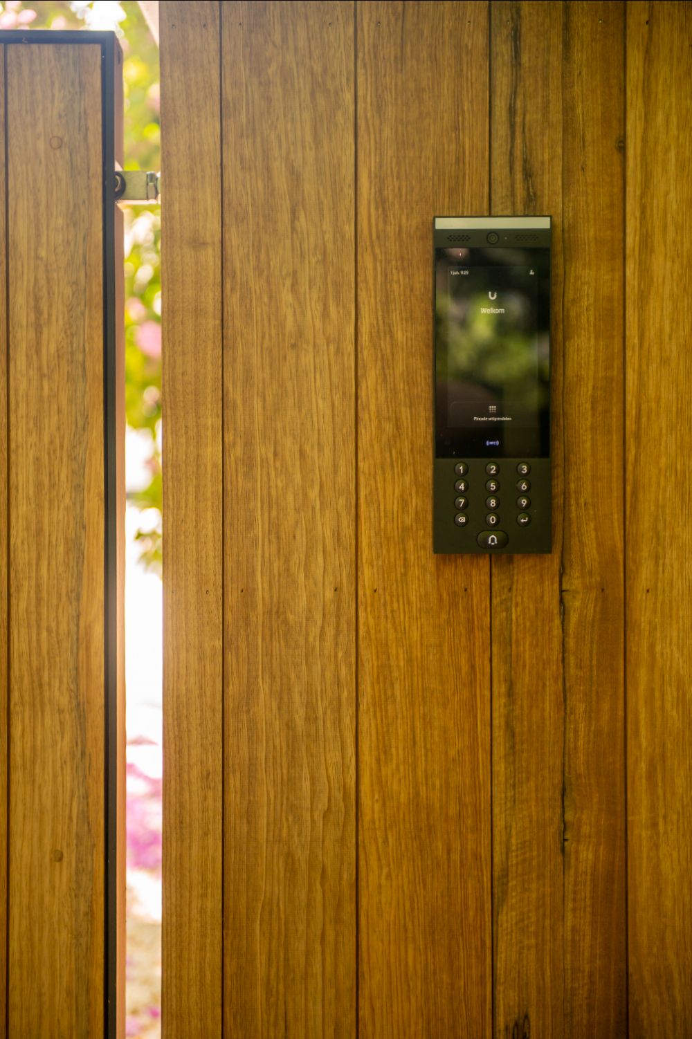 intercom houten poort
