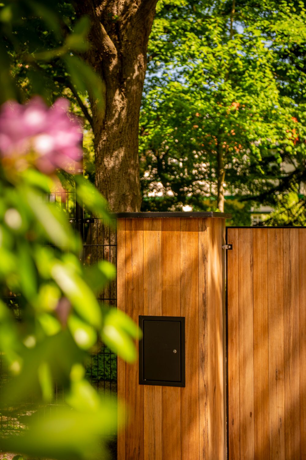 brievenbus houten poort