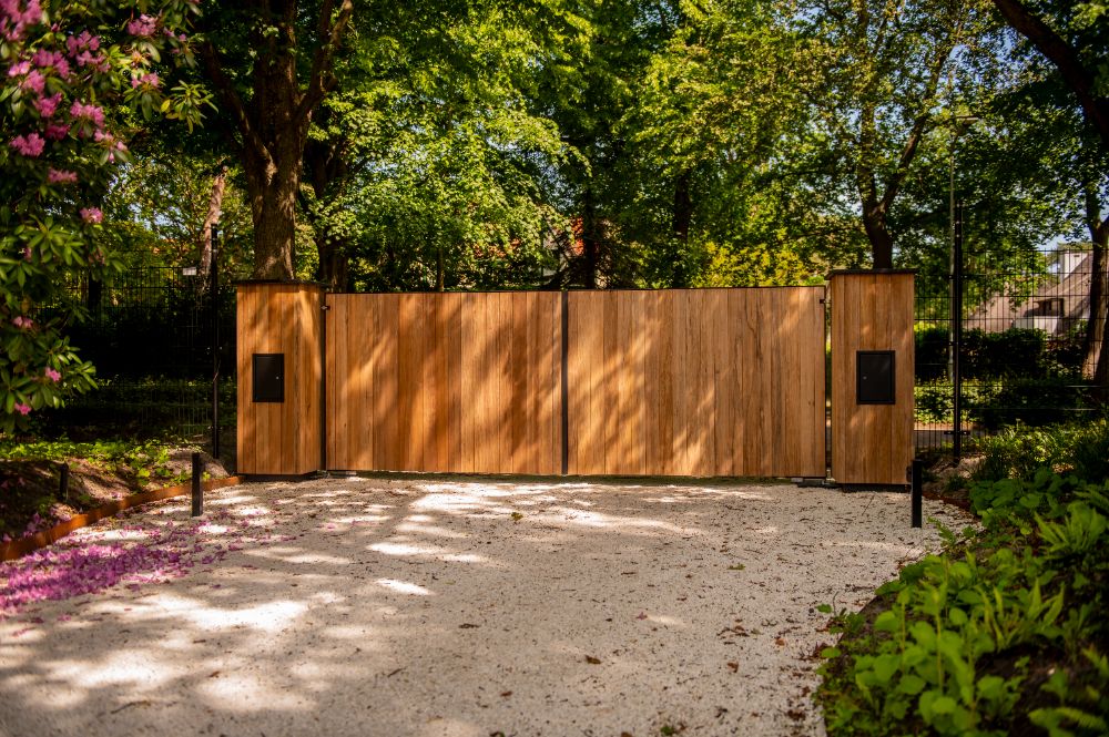 dichte houte poort oprit