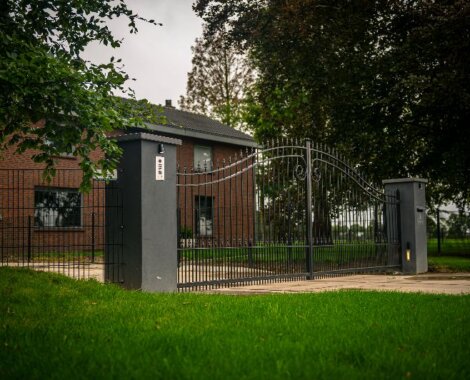 Nagele 11 Sierpoort met betonlook kolommen