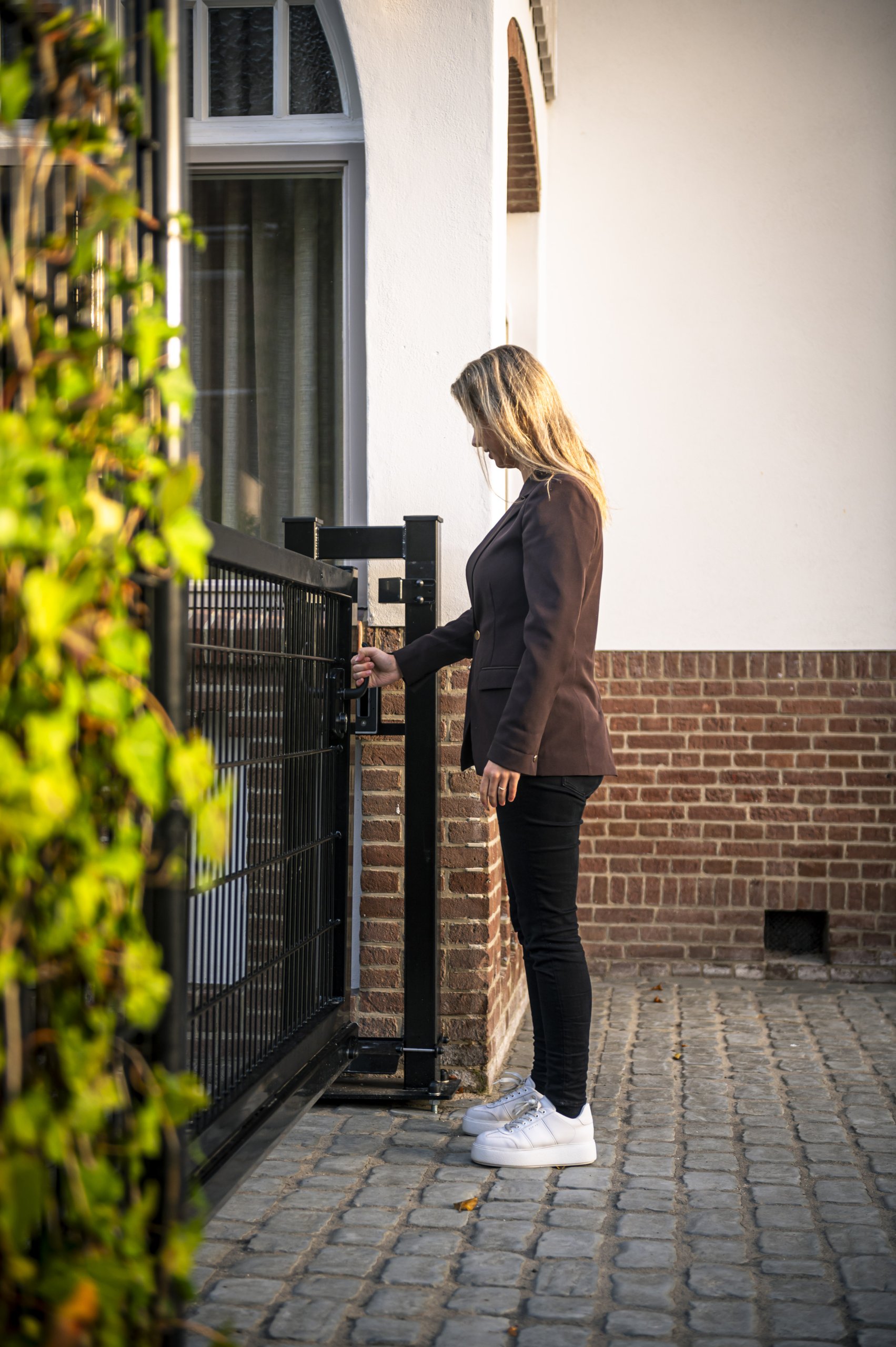 persoon opent de poort
