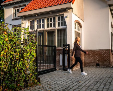 Nunspeet De Groot 6 persoon loopt door poort zijkant huis