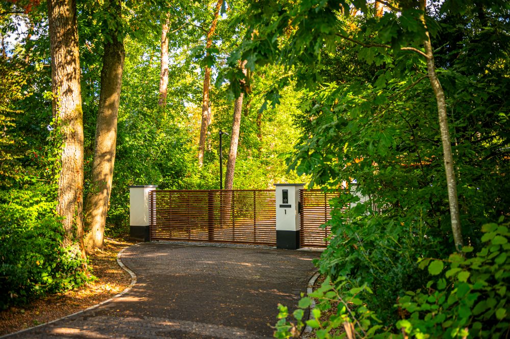 dichte houtenpoort met erf in het bos