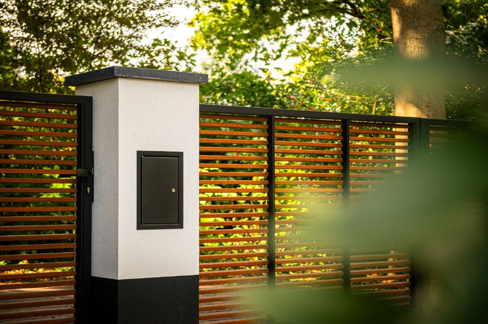 dicht houtenpoort achterkant brievenbus