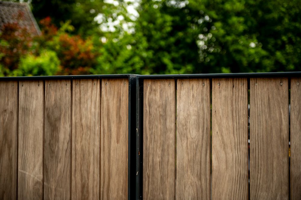 close up houten poort met ijzer