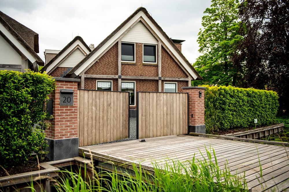 voorkant poort een beetje open met gemetselde kolommen