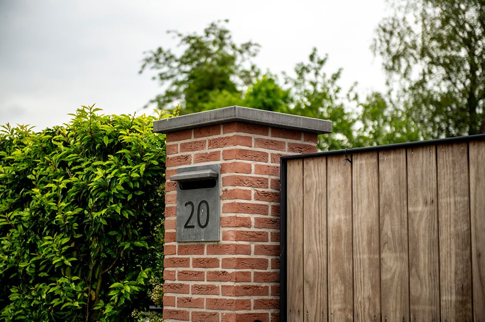 brievenbus in gemetselde kolom verwertk