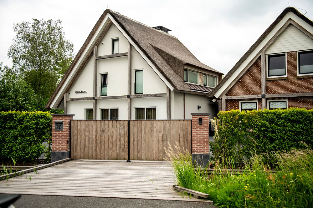voorkant poort met erf