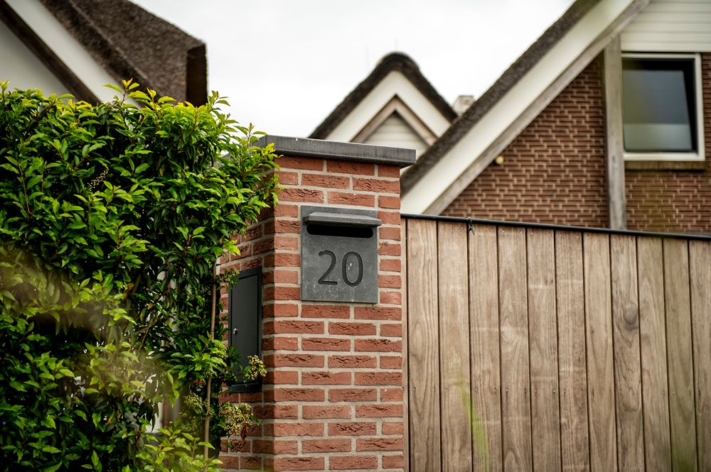 brievenbus met nummer 20