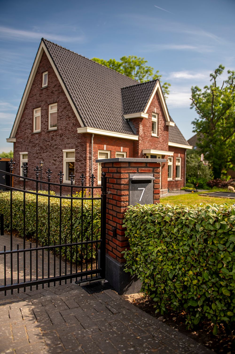 voorkant huis met brievenbus