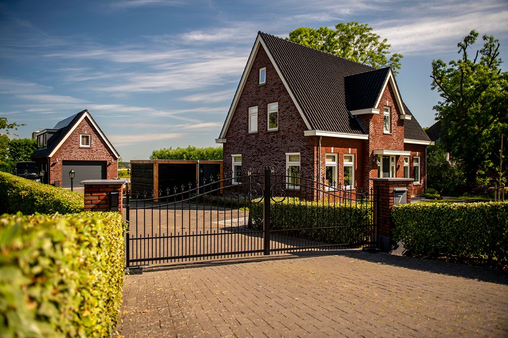 vooraanzicht hekwerk met sierlijke vormen