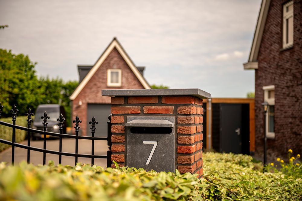 huisnummer met brievenbus gemetselde kolom