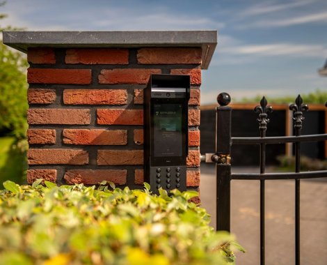 Schermerhorn 9 (1) intercom aan gemetselde kolom