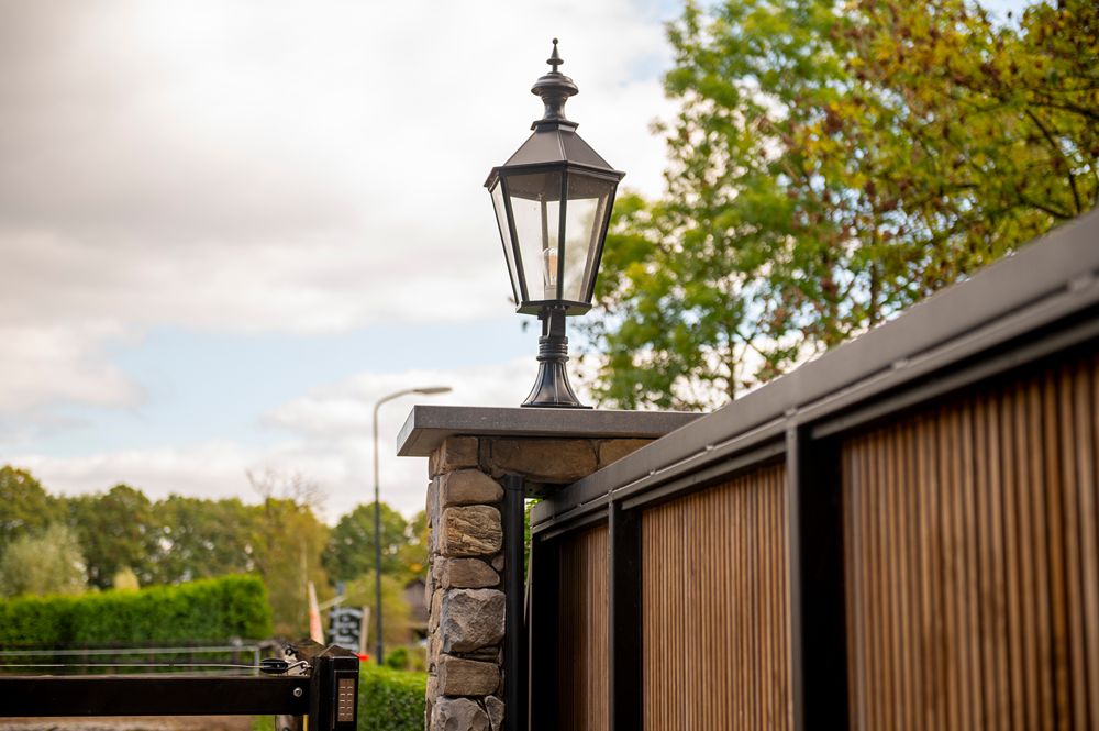 achterkant poort met lamp