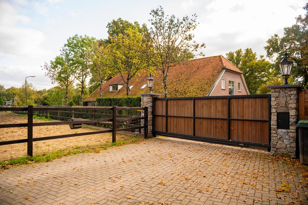 achterkant poort met hekwerk voor paarden