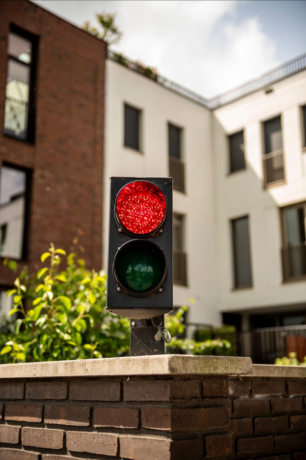 verkeerslicht op gemetselde paal