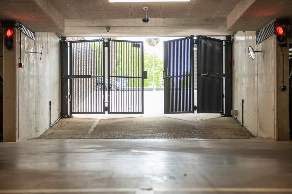 achteraanzicht parkeergarage hekwerk
