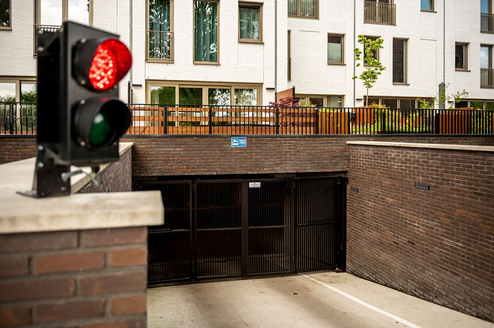 parkeergaragepoort met verkeerslamp