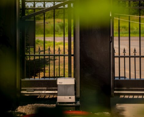 Lutjebroek 20 achterkant poort achter de bladeren