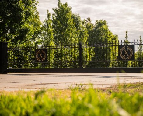 Lutjebroek 8 gehele voorkant poort in het groen