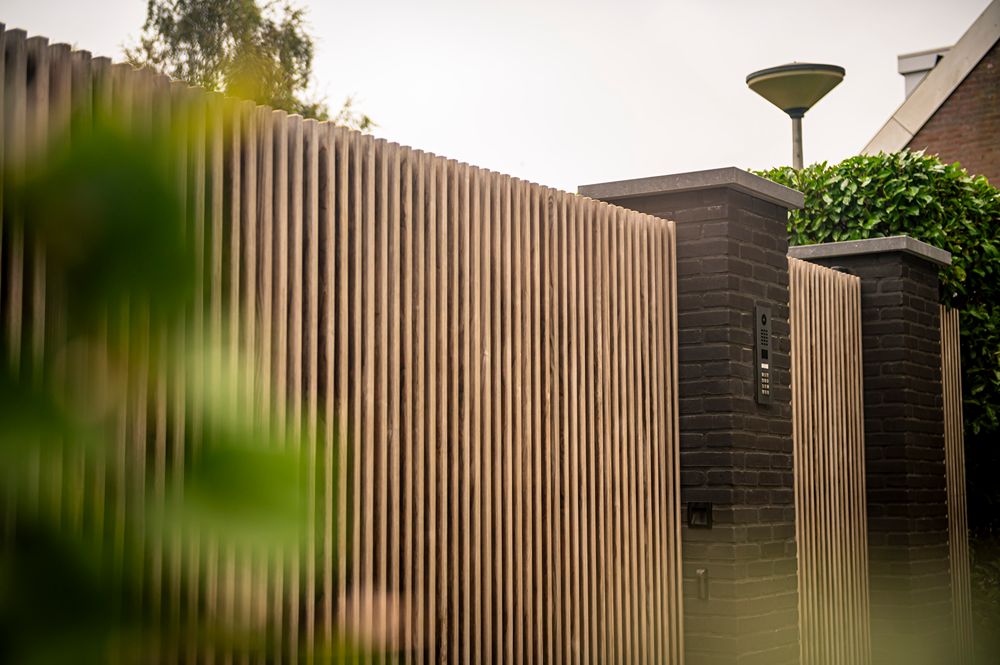 dichte poort van de voorkant achter bladeren