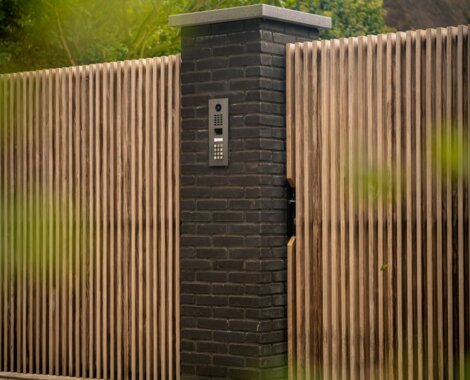 Wolvega 23 dichte poort met intercom en palen