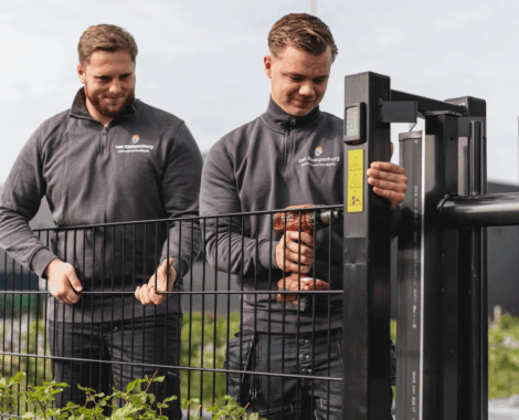 Hekwerkmonteur 1 Duo hekwerkmonteurs Van Klompenburg Hekwerken