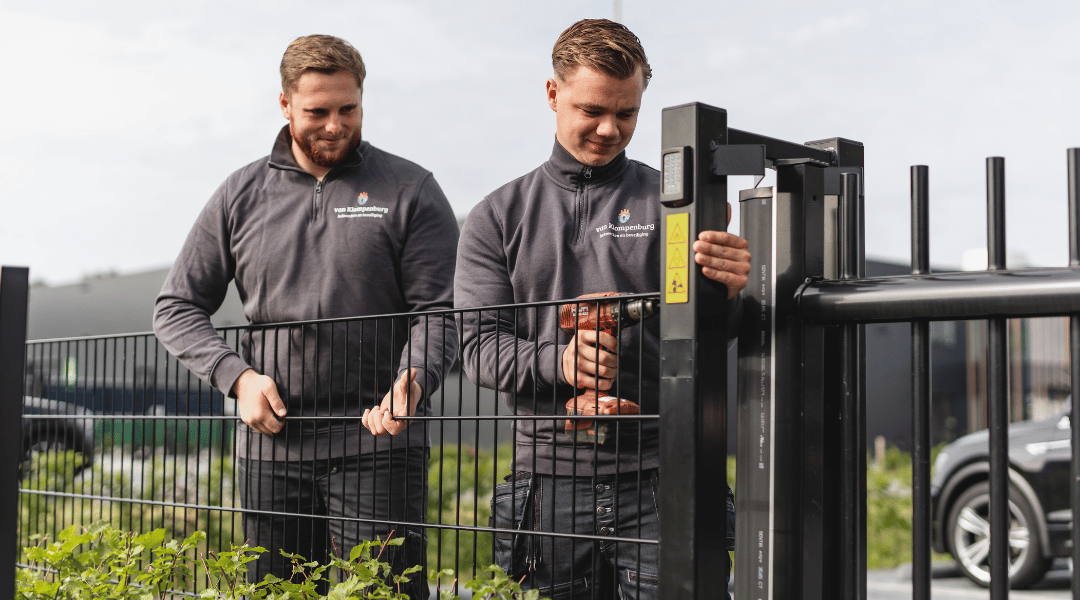 Duo hekwerkmonteurs Van Klompenburg Hekwerken