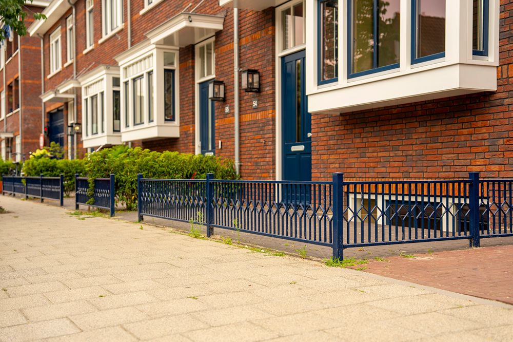 laag shot van blauwe hekjes