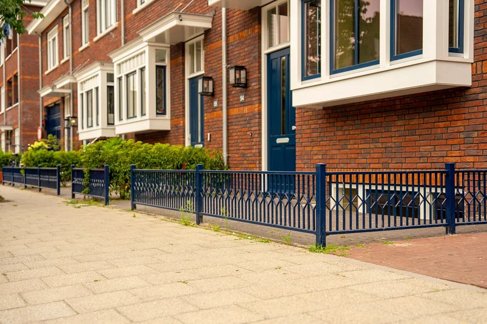 laag shot van blauwe hekjes
