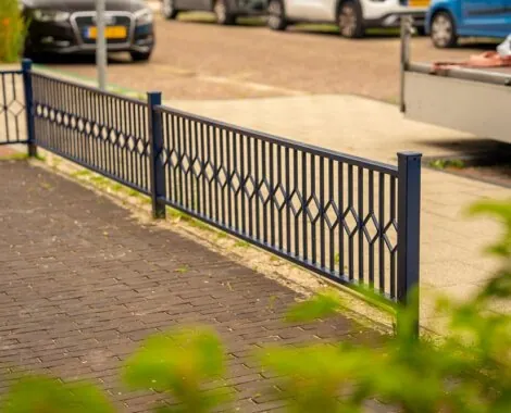 Leiden 6 blauw hekwerk richting de weg