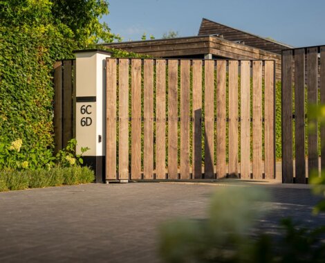 Noordeloos 20 poort open met hout en huisnummers