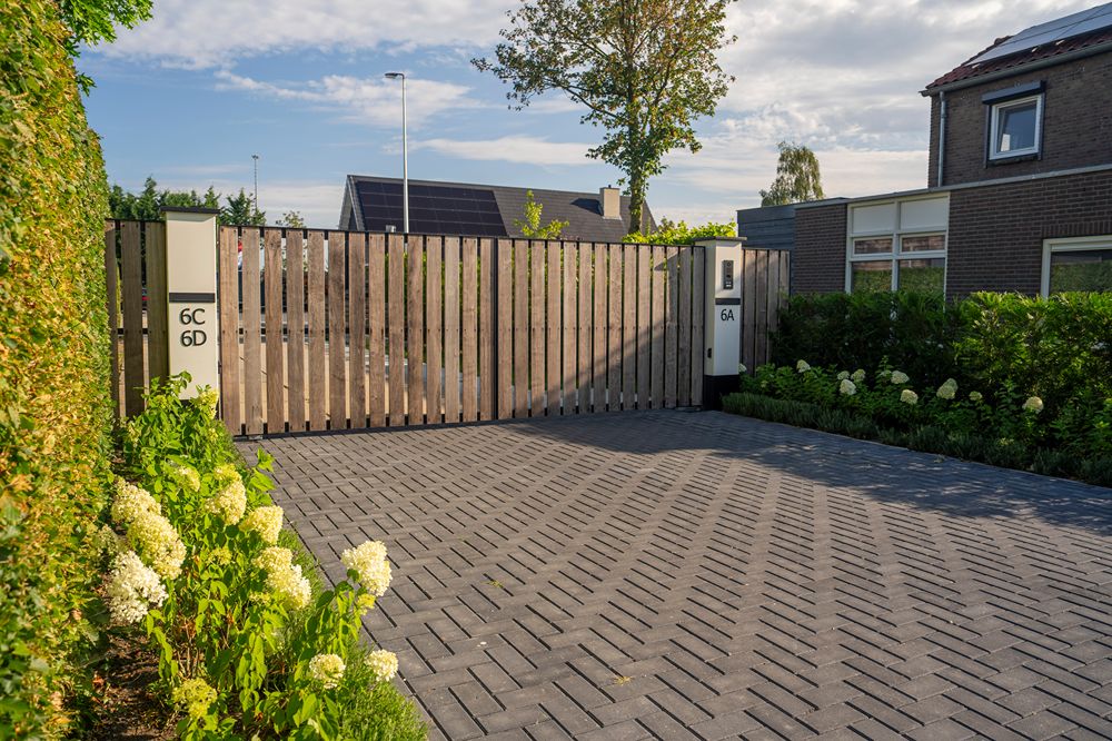 voorkant poort met erf en bloemen