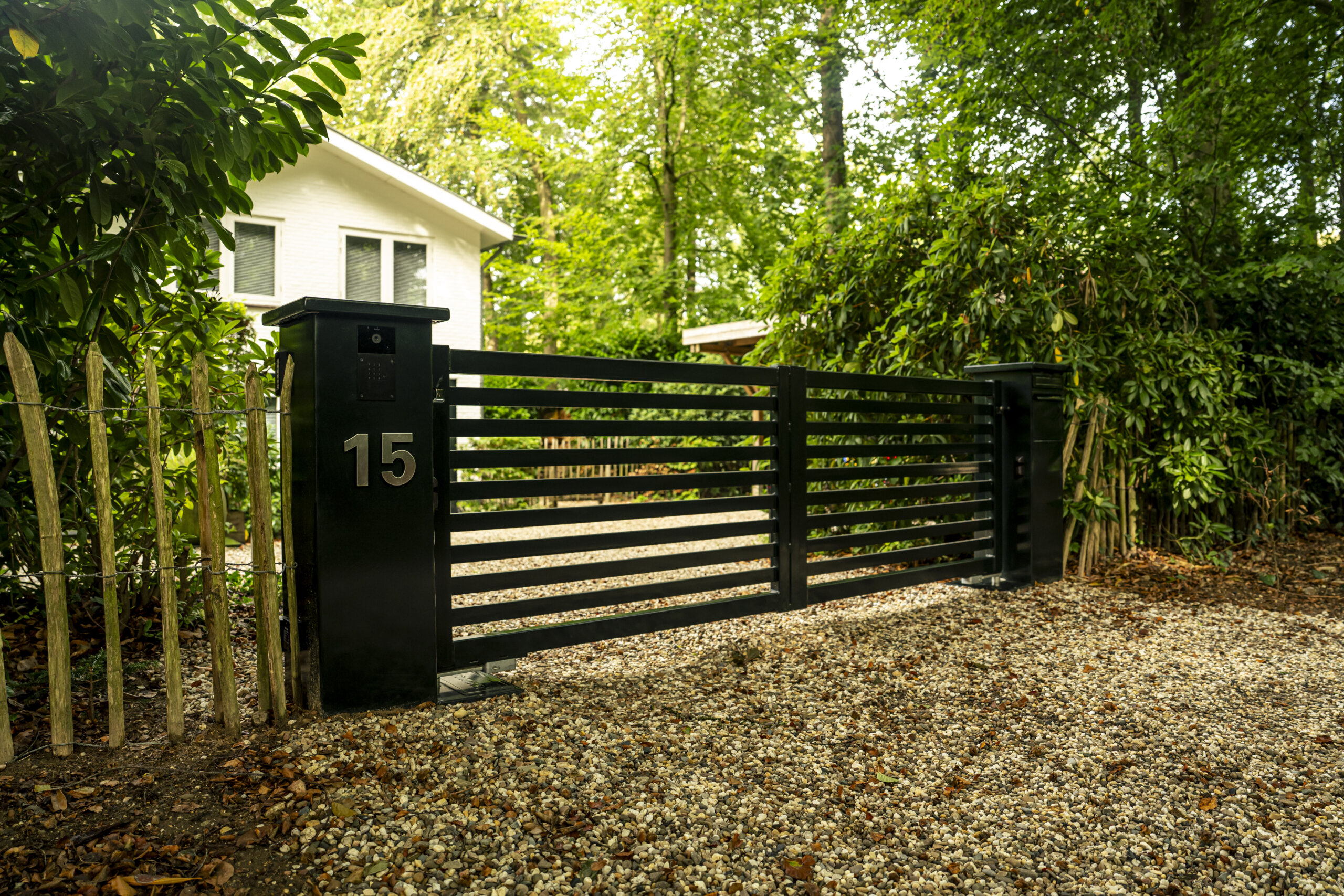 zijkant poort met huisnummer
