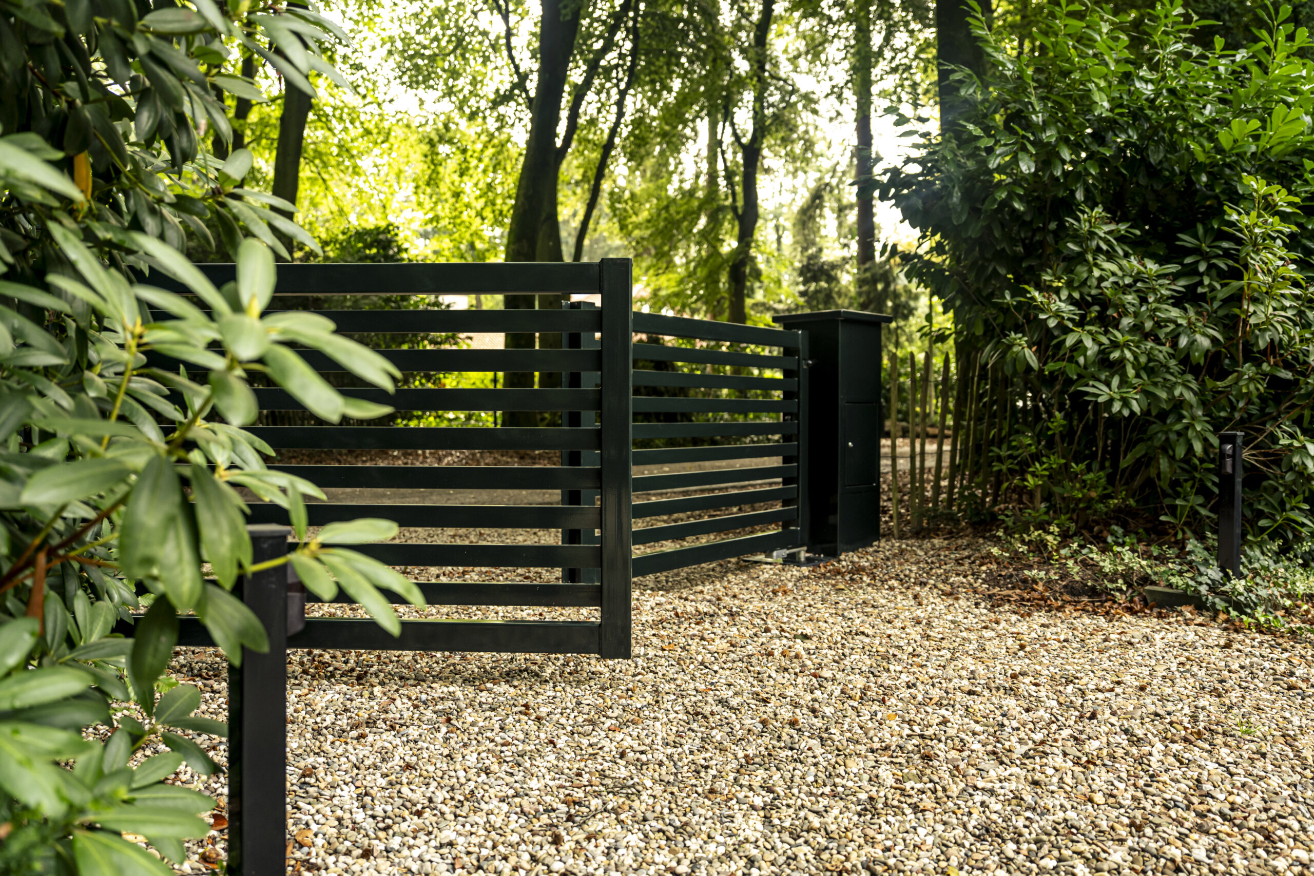 poort half open